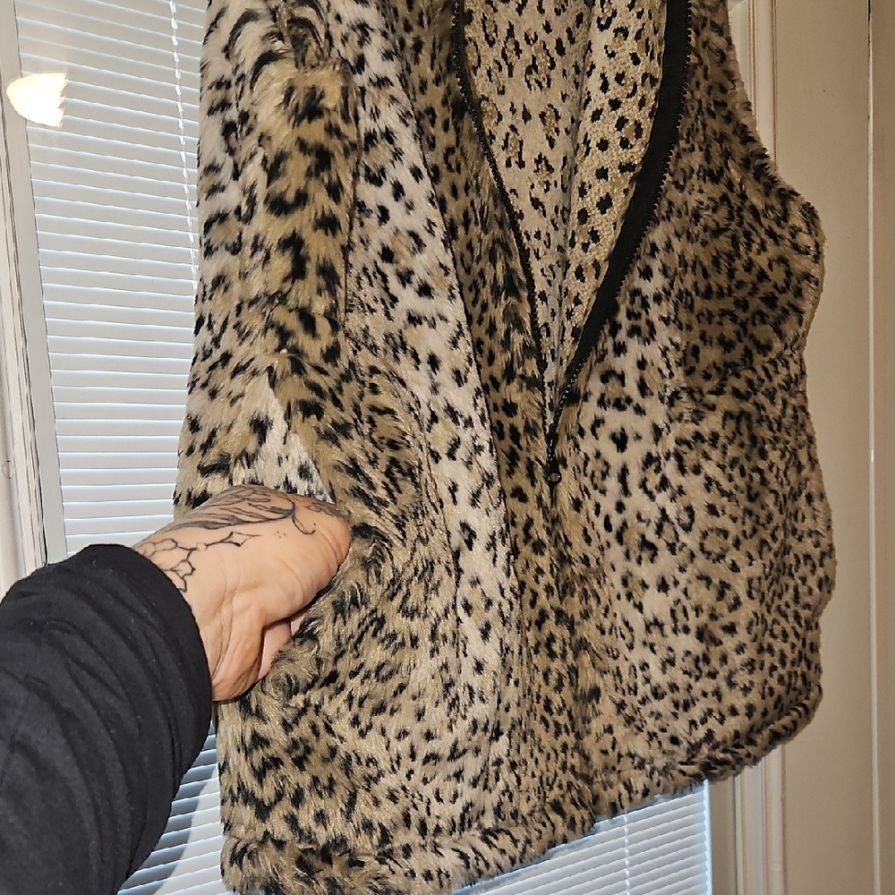 Leopard Print Faux Fur Vest - Picture 6 of 9